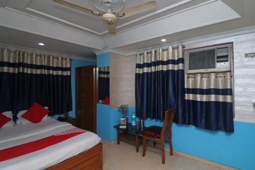 1 dormitorio con cama, mesa y ventana en OYO A G Residency & Son en Bumlitan
