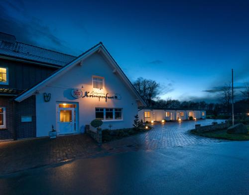 a building at night with lights on at Landgasthaus Krimpenfort in Lohne
