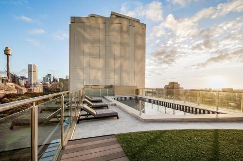 een balkon met uitzicht op een gebouw bij Oaks Sydney Hyde Park Suites in Sydney