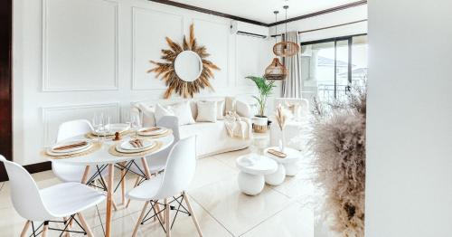 uma sala de jantar com uma mesa branca e cadeiras brancas em Bali Dream-Luxury Apartment-Power Backup em Sandton