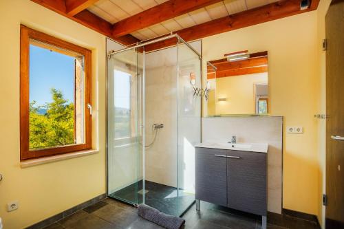La salle de bains est pourvue d'une douche, d'un lavabo et d'un miroir. dans l'établissement Can Bregat, à Alcúdia