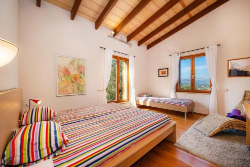 - une chambre avec un grand lit et une fenêtre dans l'établissement Can Bregat, à Alcúdia