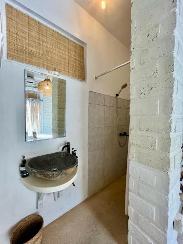 ein Badezimmer mit einem Steinwaschbecken und einer Dusche in der Unterkunft Villa Cabala Bali in Canggu