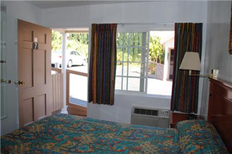 Een bed of bedden in een kamer bij Rose Bowl Motel