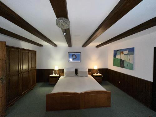- une chambre avec un grand lit et 2 tables de chevet dans l'établissement Palac Czerniejewo, 
