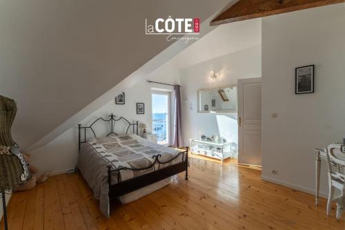 une chambre avec un lit dans une pièce avec un escalier dans l'établissement Terrasse vue mer - 8 Couchages, à Sausset-les-Pins