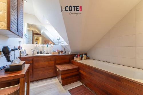 une grande salle de bain avec une baignoire et un lavabo dans l'établissement Terrasse vue mer - 8 Couchages, à Sausset-les-Pins