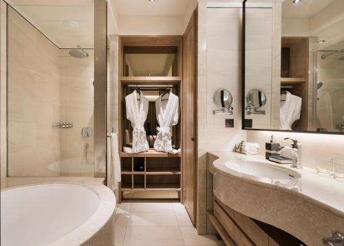 台中的住宿－順天環匯酒店，带浴缸、水槽和淋浴的浴室