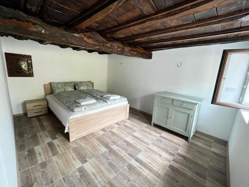 um quarto com uma cama e uma mesa em КЪНЮВАТА КЪЩА em Kŭrpachevo