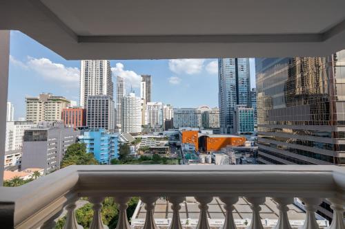 een balkon met uitzicht op de skyline van de stad bij Boulevard Hotel Bangkok Sukhumvit in Bangkok
