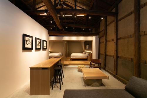 una camera con bar e letto in una stanza di Hagi Kannuki 168 -萩 閂いろは- a Hagi