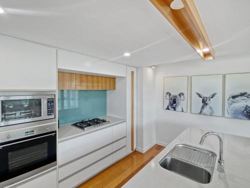 Kuchyň nebo kuchyňský kout v ubytování Maggies Beachfront Apartment 12