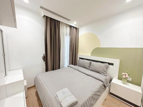 1 dormitorio con 1 cama grande en una habitación en Vinhomes Times City 1BR, en Hanói