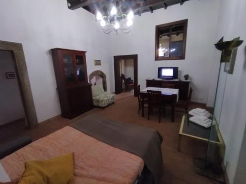 sala de estar con cama y escritorio con ordenador en casa vacanze San Lorenzo, en Viterbo