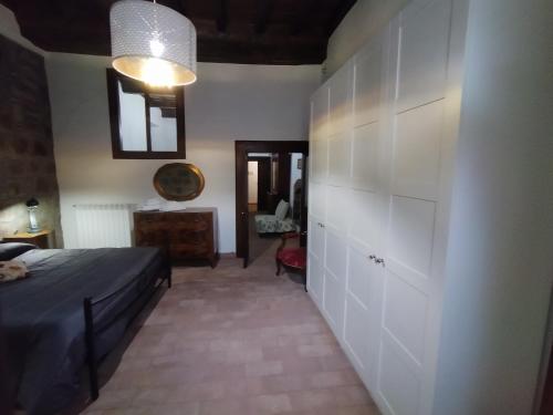 una camera da letto con un letto, un comò e uno specchio di casa vacanze San Lorenzo a Viterbo