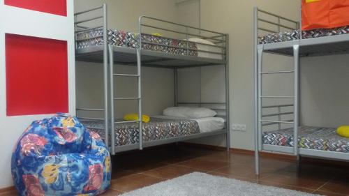 Двухъярусная кровать или двухъярусные кровати в номере Vagon