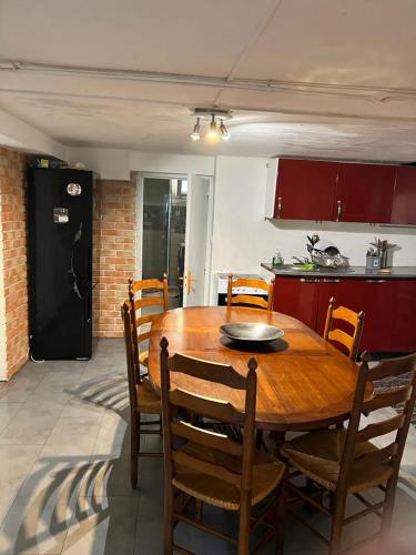 y cocina con mesa de comedor y sillas. en Appartement T3 avec accès jardin a 20 minutes de la Gare, en Juvisy-sur-Orge