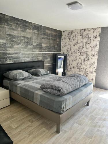 1 dormitorio con 1 cama grande en una habitación en Appartement T3 avec accès jardin a 20 minutes de la Gare, en Juvisy-sur-Orge