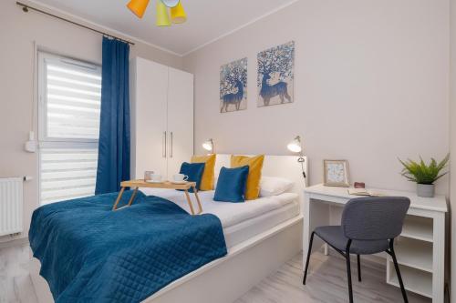 ソスノヴィエツにあるGround Floor Apartment with Garden and FREE GARAGE in Sosnowiec by Noclegi Rentersのベッドと机と椅子のある寝室