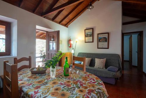 een eetkamer met een tafel en een bank bij Casa Rural Las Nuevitas I in Hermigua