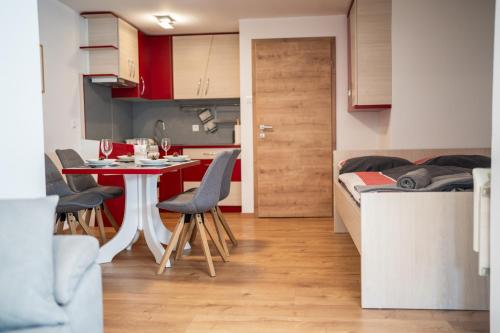 Una cocina o zona de cocina en Apartmaji Ježek Kope