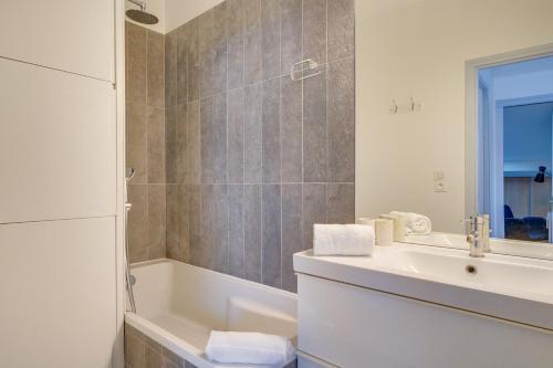 une salle de bain avec un lavabo, une baignoire et des toilettes dans l'établissement Le Particulier - Centre ville de Bordeaux, à Bordeaux