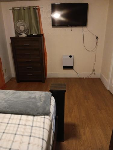 1 dormitorio con 1 cama y TV en la pared en Room in Gardner ,Ma, en Gardner