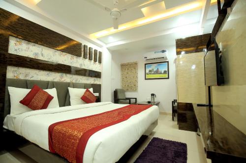 um quarto de hotel com uma cama e uma televisão em Hotel Jatashankar Palace em Chhatarpur
