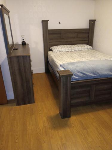 1 dormitorio con 1 cama y vestidor con espejo en Room in Gardner ,Ma, en Gardner