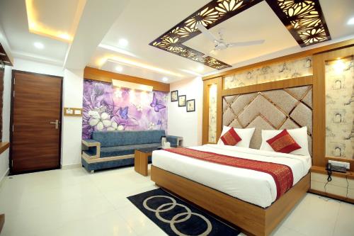 um quarto com uma cama grande num quarto em Hotel Jatashankar Palace em Chhatarpur