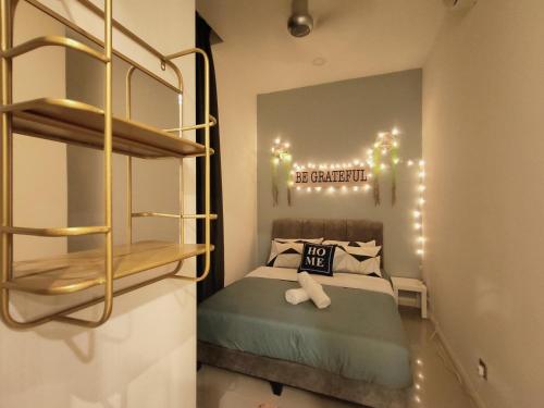 1 dormitorio con 1 cama con un cartel en la pared en ZuncyT11, Medini,Legoland, Gelang Patah, Johor Bahru, en Nusajaya