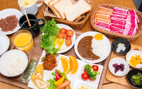 einen Tisch mit Teller mit Lebensmitteln und Körben in der Unterkunft Travelodge Honmachi Osaka in Osaka