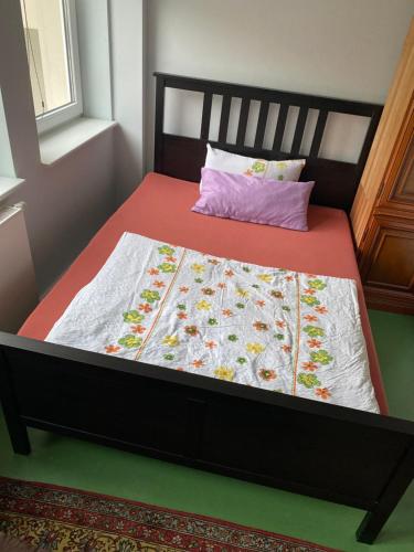 ein Bett mit einer Decke in einem Schlafzimmer in der Unterkunft Wiesbaden Apartment in Wiesbaden