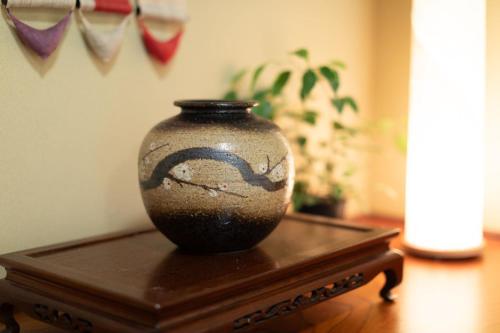a vase sitting on top of a wooden table at 山雲居 in Kyoto