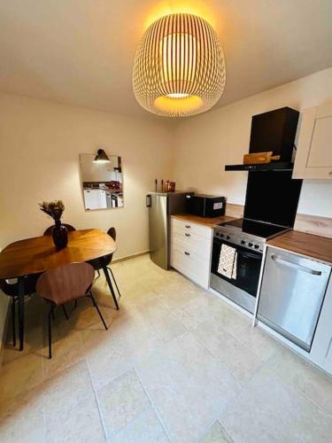 Il comprend une cuisine équipée d'une table et d'une cuisinière ainsi que d'un réfrigérateur. dans l'établissement Charmant petit appartement place de l eglise, à Piana