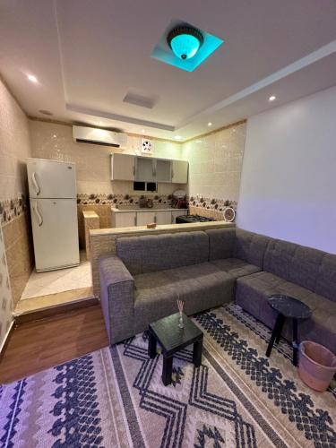uma sala de estar com um sofá e uma cozinha em استراحة رفييف em Khalij Salman