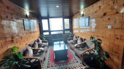 una habitación con sofás y una mesa en un edificio en View Point Residency , Darjeeling en Darjeeling