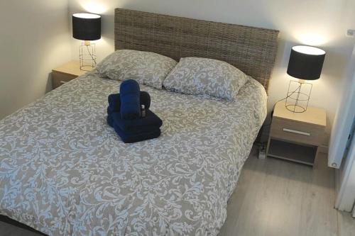 - une chambre avec un lit doté d'une chaise bleue dans l'établissement VULCAIN 2, 11ème, Ile de Nantes, 4pers, parking inclus, à Nantes