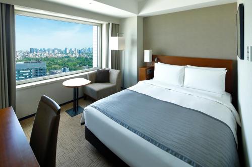 東京にある小田急ホテルセンチュリー　サザンタワーの大きなベッドと窓が備わるホテルルームです。
