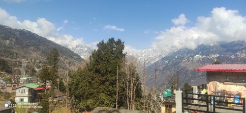 - une vue sur une chaîne de montagnes avec des montagnes enneigées dans l'établissement Saumya Home Stay, à Munsyari