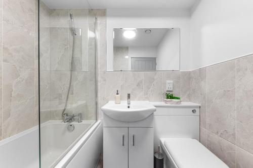 biała łazienka z umywalką i wanną w obiekcie Cosy & beautiful home sleeping up to 5 with SmartTV, Free Wifi and Garden w mieście Hemel Hempstead