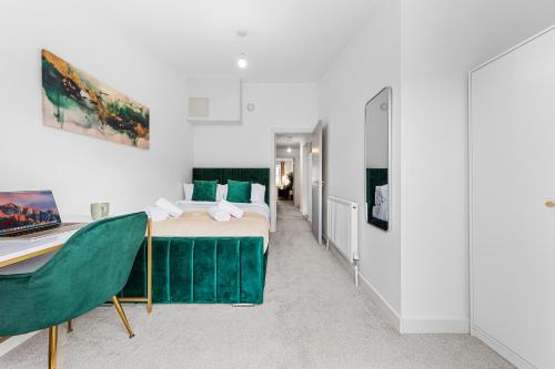 1 dormitorio con 1 cama y escritorio en una habitación en Cosy & beautiful home sleeping up to 5 with SmartTV, Free Wifi and Garden, en Hemel Hempstead
