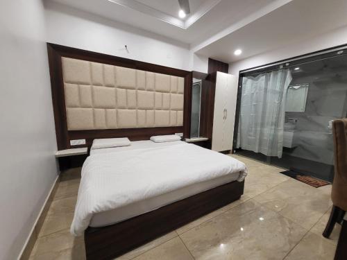 Tempat tidur dalam kamar di HOTEL AROMA