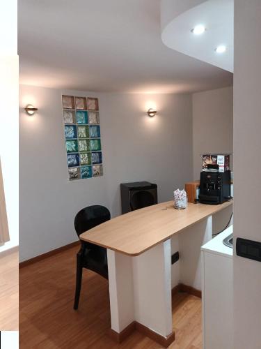 a kitchen with a table and a counter top at B&B 30 mt dal Duomo in Benevento