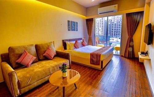 un soggiorno con divano e letto di The Weekend Address Managed By Stay Cation a Surat
