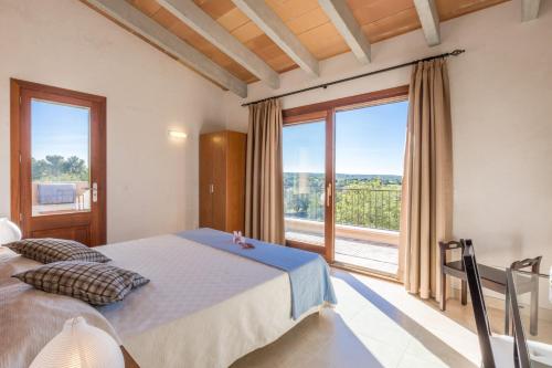 カンポスにあるRomani Des Figueralのベッドルーム1室(ベッド1台、大きな窓付)