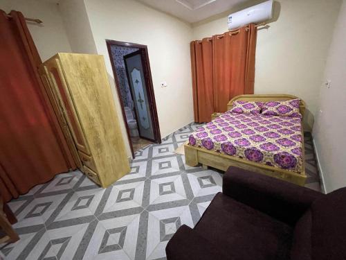 - une chambre avec un lit et un canapé dans l'établissement YE BISA FIE HOTEL, 