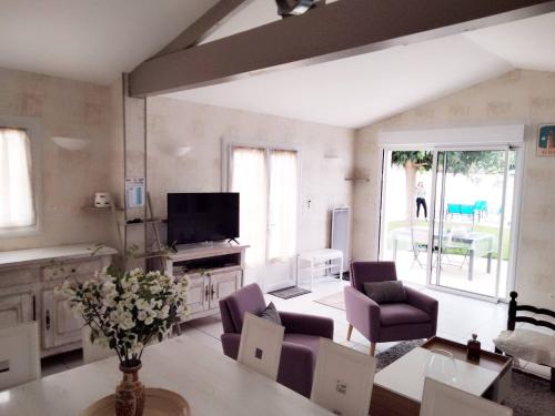 Μια τηλεόραση ή/και κέντρο ψυχαγωγίας στο Pretty house with heated pool, close to the ocean