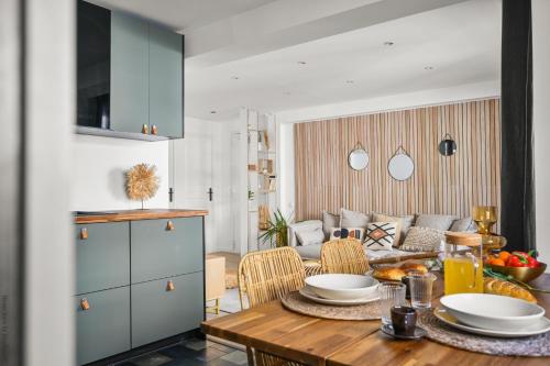 un salon avec une table et un canapé dans l'établissement T3, Balcons, cœur de Marseille, à Marseille