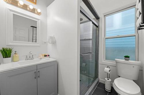 Bathroom sa Wicker Park Apartment, The Chicago Experience